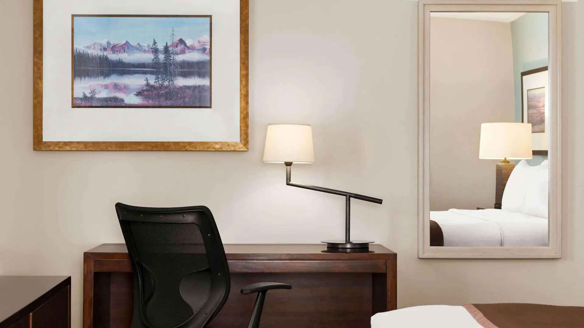 Travelodge By Wyndham Calgary South Hotel