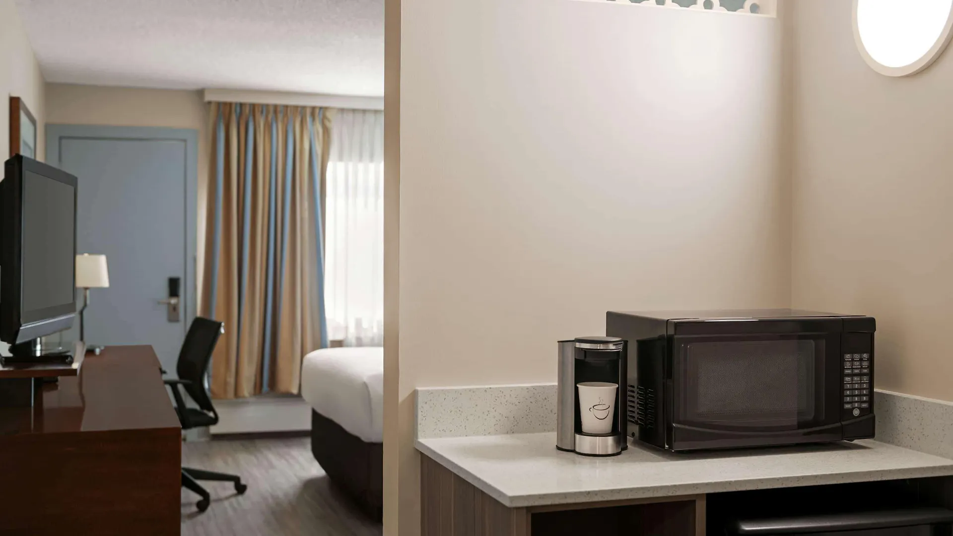Travelodge By Wyndham Calgary South Hotel