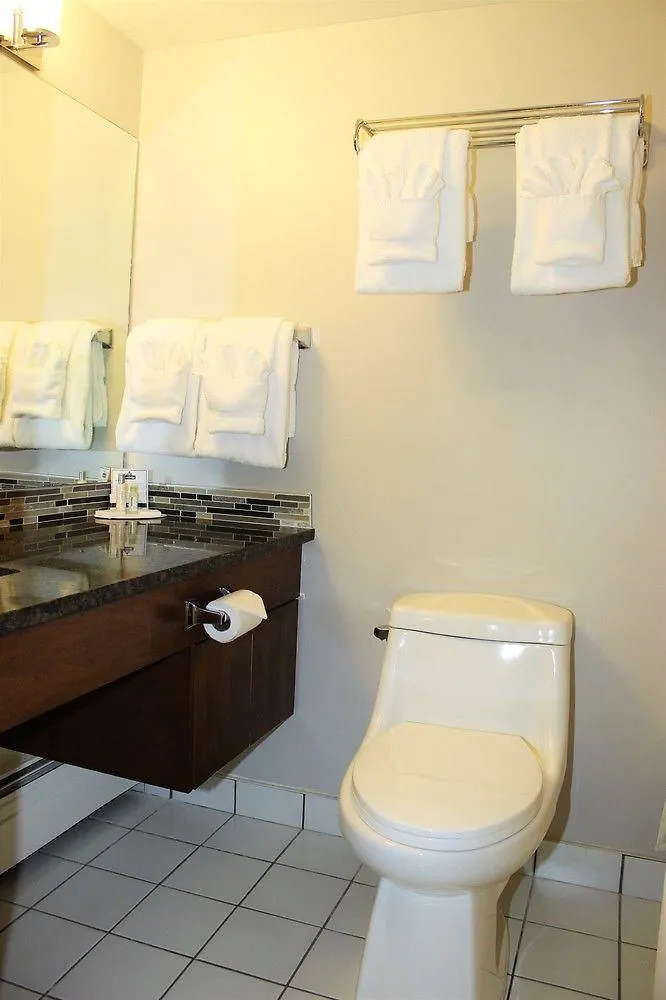 Travelodge By Wyndham Calgary South 2*,  Канада